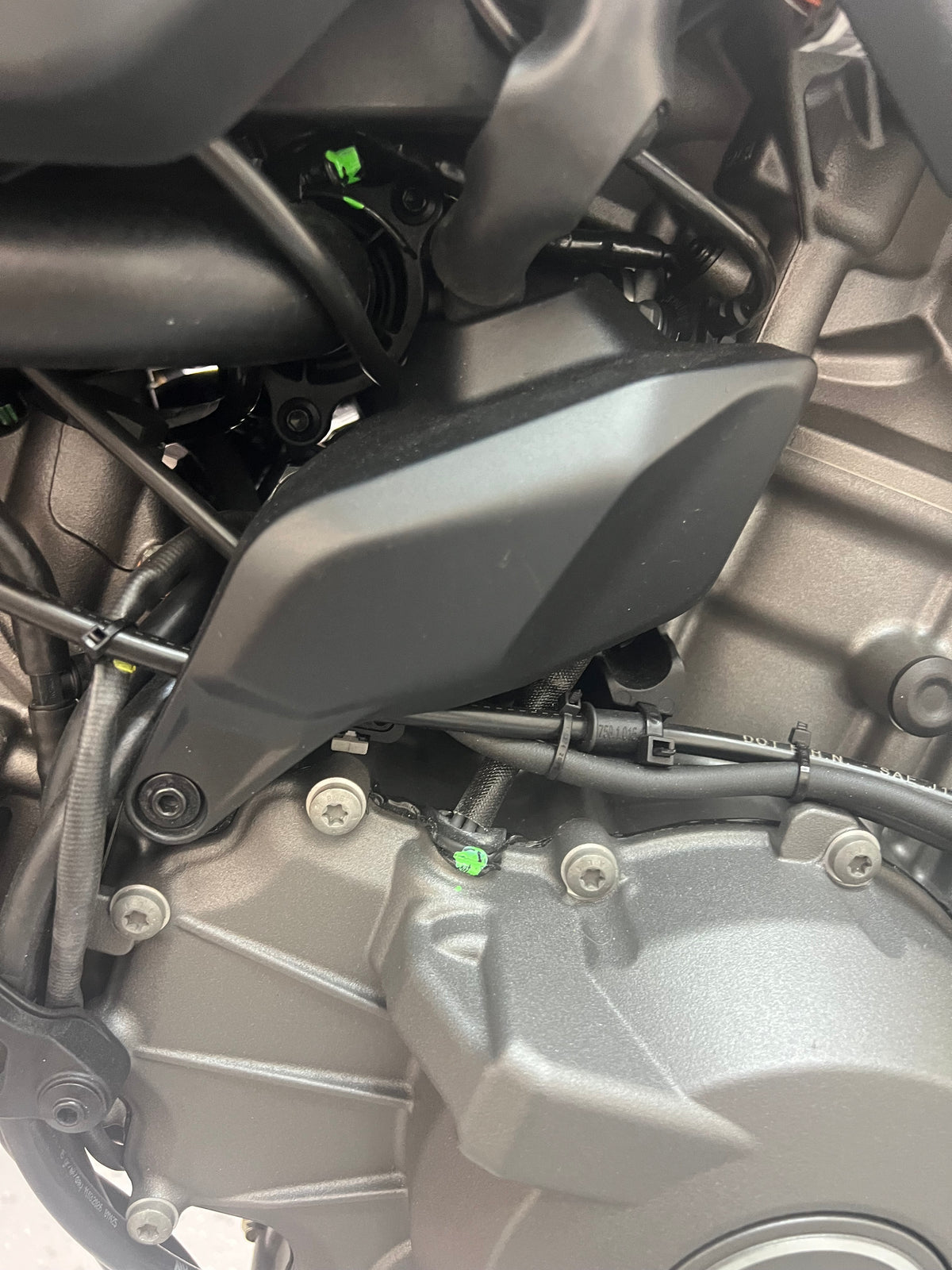 ST4147 STC CARBON SMALL ENGINE COVER LEFT - SATIN