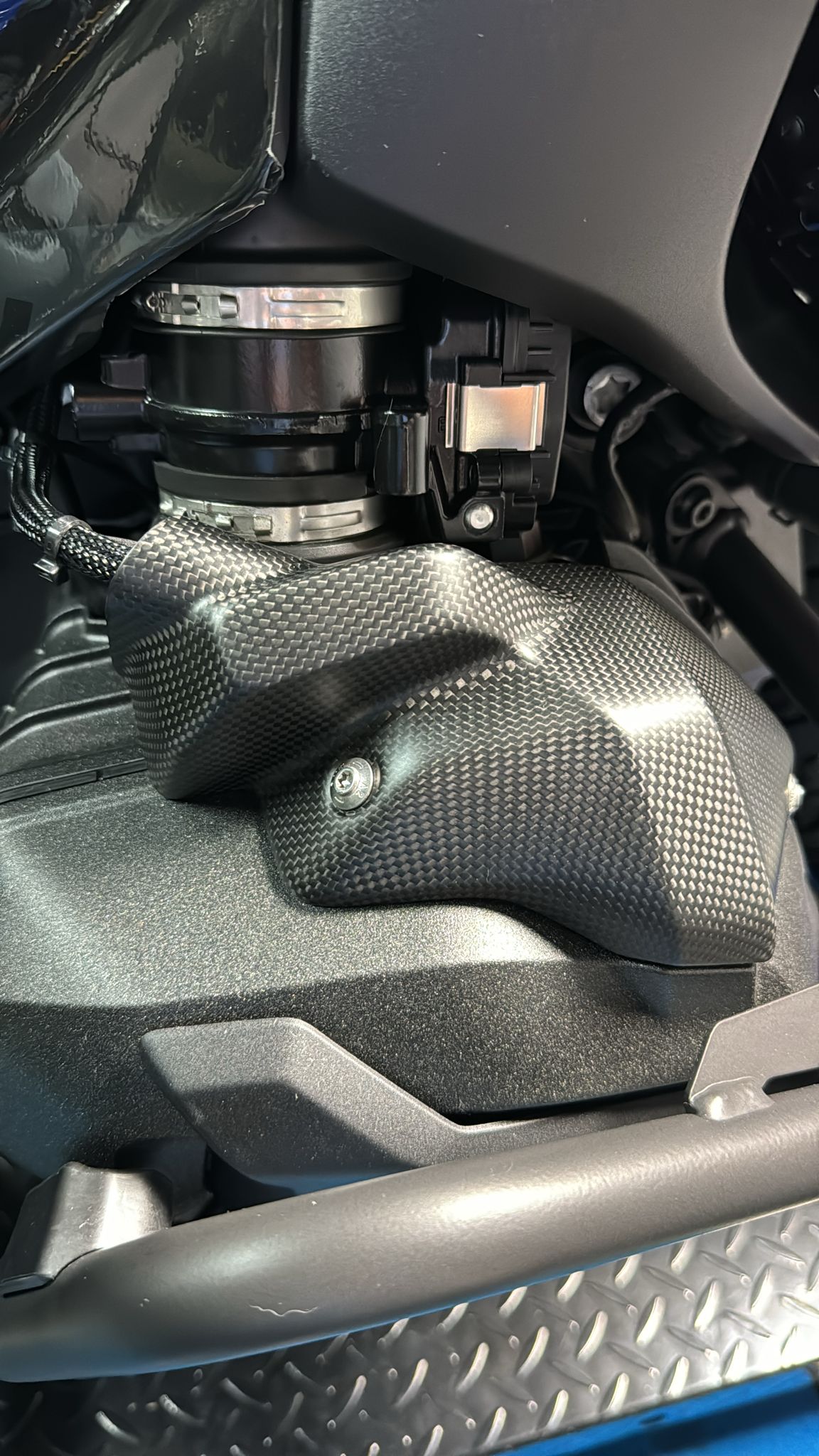 ST4107-2 SHIFT-TECH CARBON SPARK PLUG COVERS R&L R1300GS TWILL GLOSS