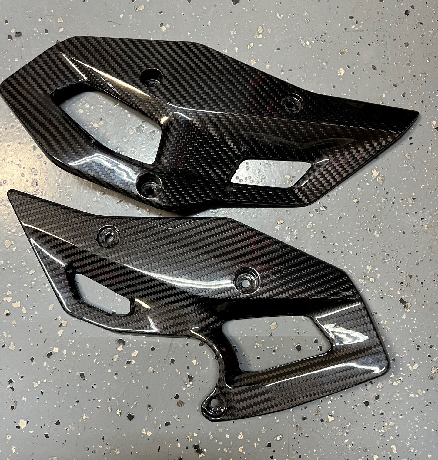 ST4105-2 SHIFT-TECH CARBON LOWER HEEL GUARD SET R1300GS TWILL GLOSS