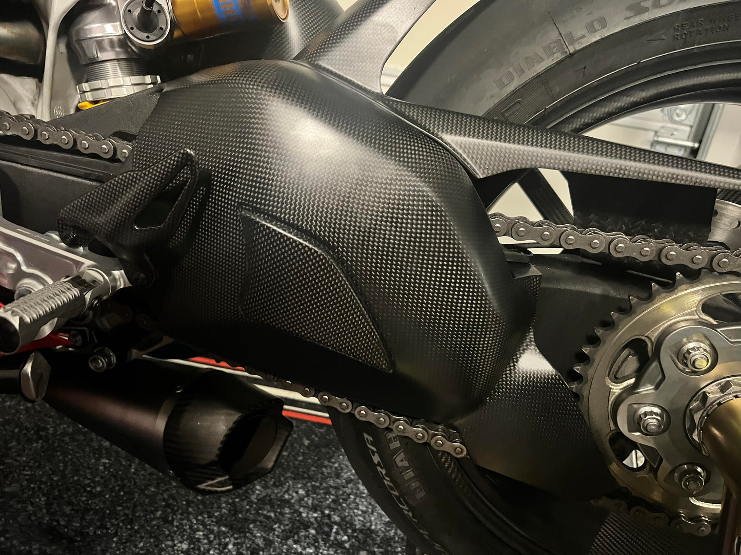 ST2009 FULLSIX CARBON PANIGALE V4/V4S/R SWINGARM COVER INCLUDING SLIDER - MD-V418-C17+MD-V418-C17C