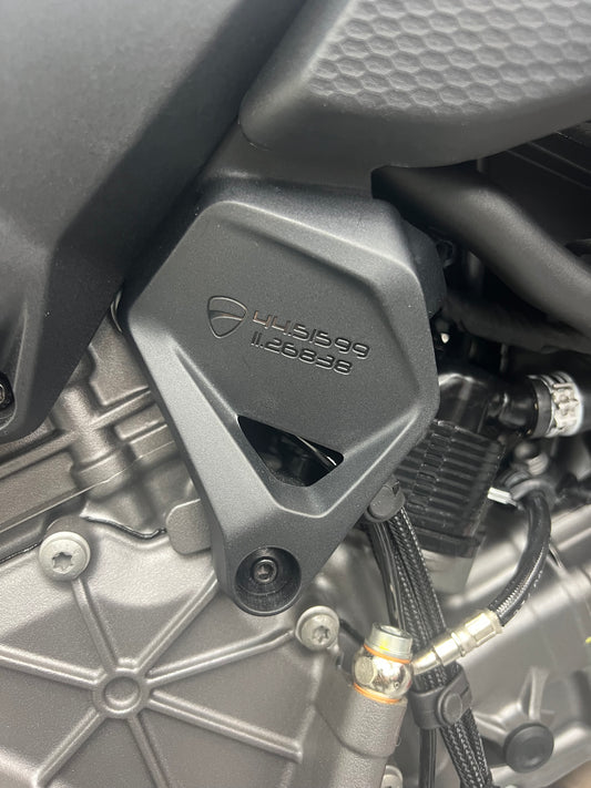 ST4146 STC CARBON SMALL RIGHT ENGINE COVER SATIN