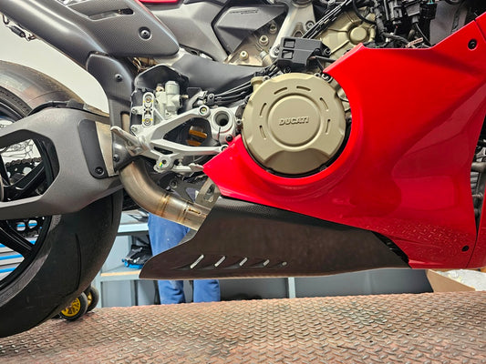 ST2025-25 FULLSIX CARBON BELLY PAN 25' PANIGALE V4/S SLIPON OR UNDERSEAT EXHAUST MC-V425-C41