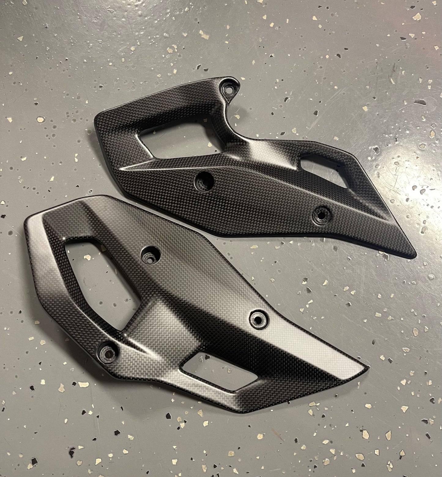 ST4105-2  SHIFT-TECH CARBON LOWER HEEL GUARD SET R1300GS TWILL GLOSS