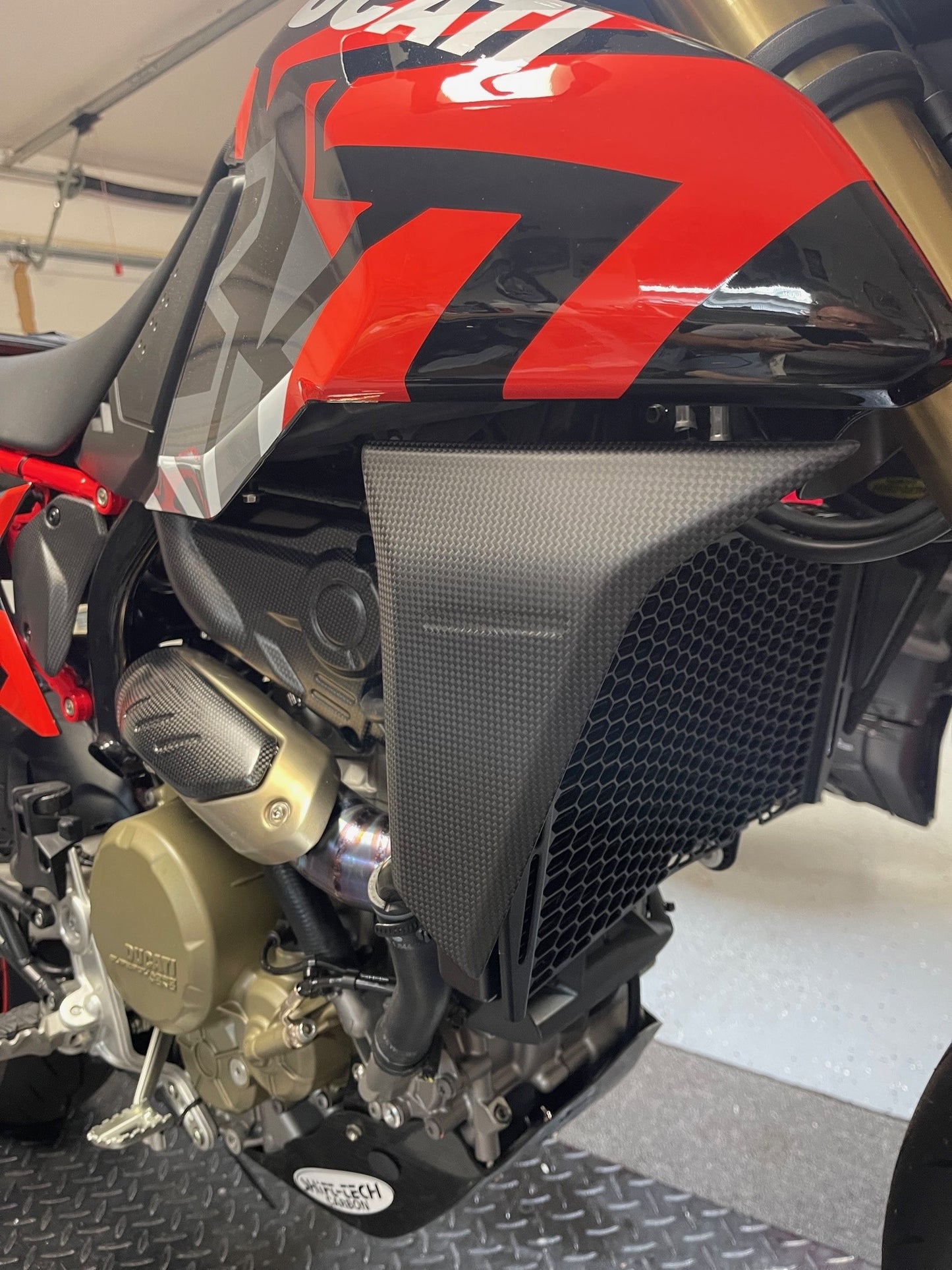 ST4055  STC CARBON RADIATOR SIDE COVERS R&L HYPERMOTARD 698